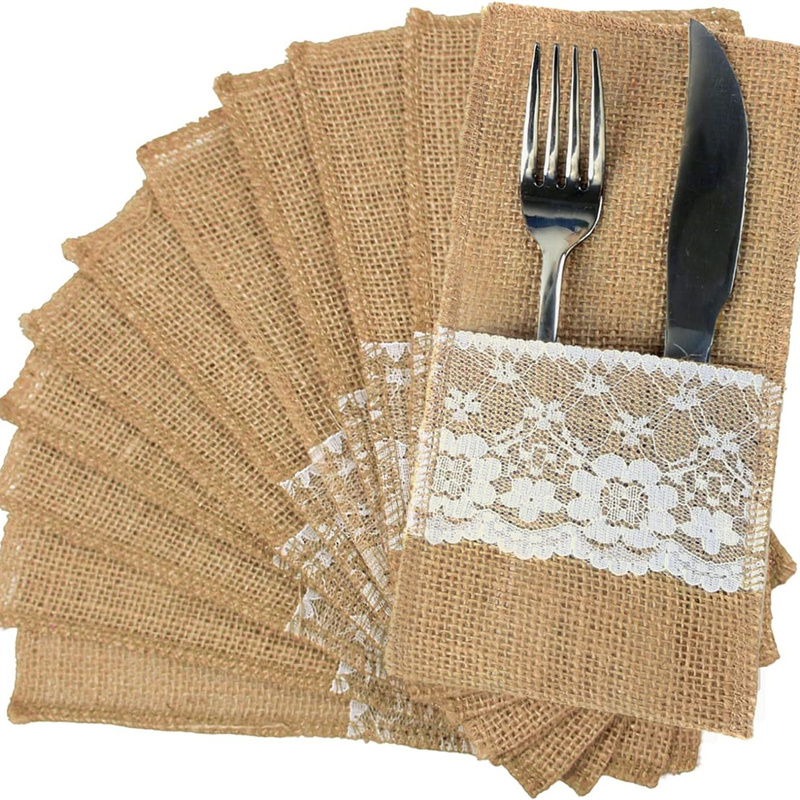 Wedding Supply Rentals - Jutowe etui na sztućce z koronką,
