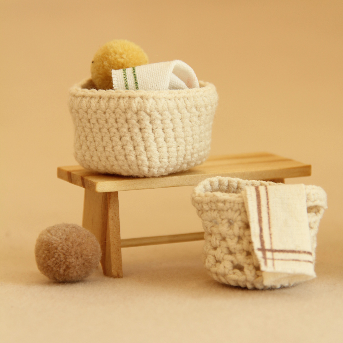 Wedding Hampers - Miniaturowy, ręcznie wykonany, szydełkowany kosz na